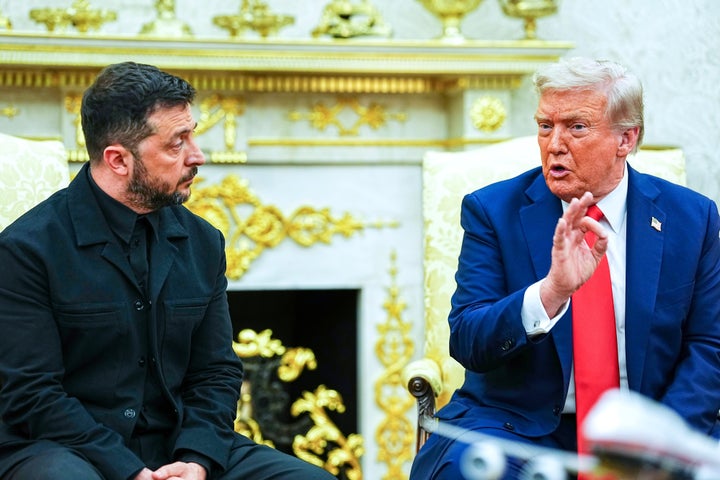 Ukrainian President Volodymyr Zelenskyy (left) and the president of the United States, Donald Trump, during a meeting at the Oval Office of the White House on Monday.