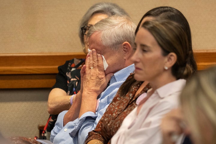 As famílias de vítimas de inundações místicas de acampamento reagem à medida que outras famílias testemunham em frente ao Comitê de Preparação e Inundações de Desastres do Senado no Capitólio do Texas em Austin, quarta -feira, 20 de agosto de 2025.
