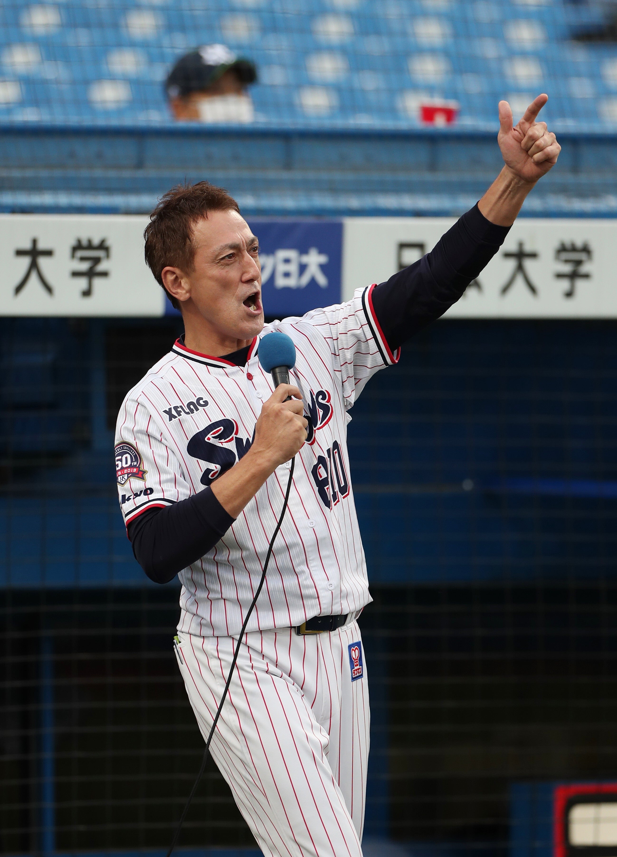 M-1』準優勝 バッテリィズ・エースさんの“野球柄シャツ被り”に