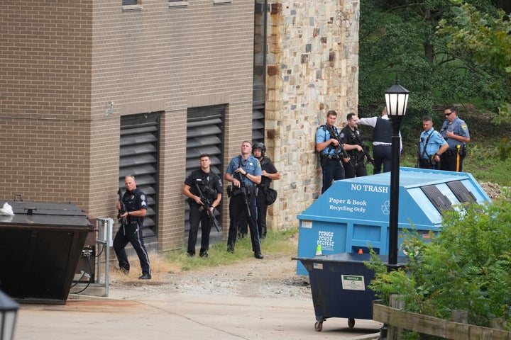 A polícia se reúne no campus da Universidade de Villanova, onde um atirador ativo foi relatado na quinta -feira, 21 de agosto de 2025, em Villanova, PA.