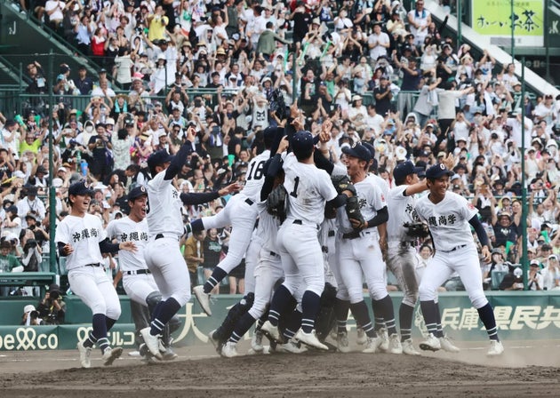 初優勝を喜ぶ沖縄尚学の選手