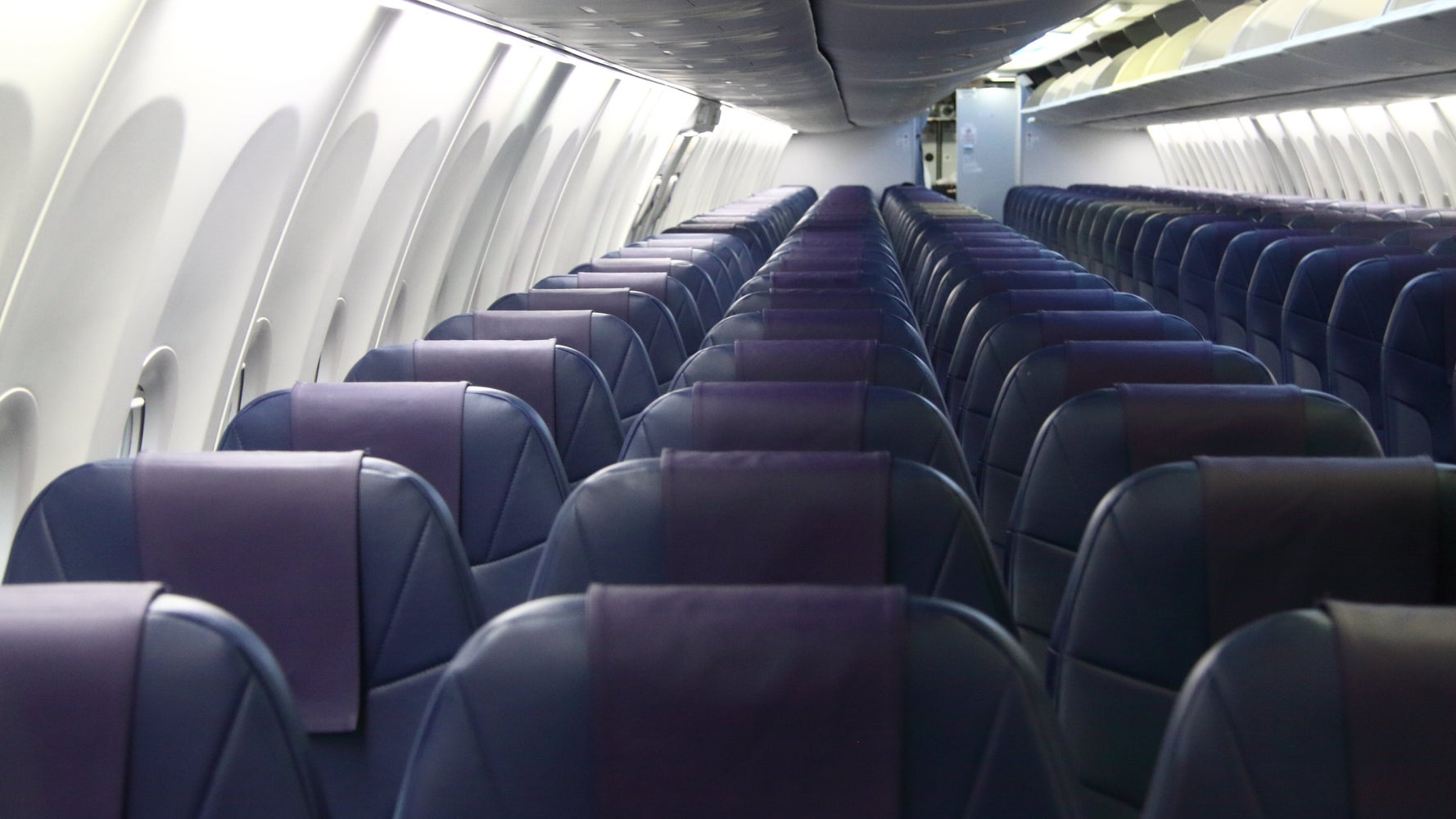 飛行機の窓にある謎の「黒い三角形」は何のため？大切な役割があった