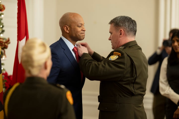 Depois de quase 20 anos, o governador de Maryland, Wes Moore, recebe oficialmente a medalha de estrela de bronze em uma cerimônia na mansão do governador em Annapolis em dezembro de 2024.