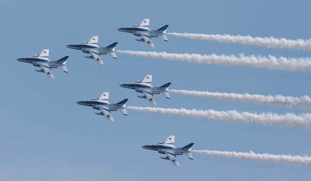 大阪・関西万博で展示飛行を行うブルーインパルス