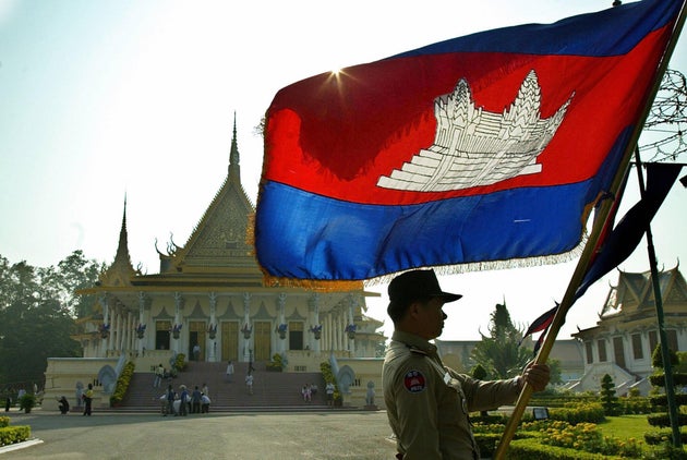 カンボジア・プノンペンの王宮と、カンボジア国旗を掲げる宮殿の護衛（2004年10月27日）
