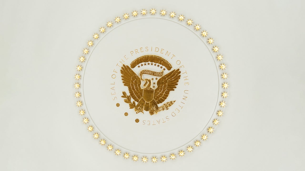 Look What Donald Trump Has Executed To The Oval Workplace 4 The seal of the president that adorns the ceiling — previously all-white — has not been spared from gilding in Trump's second term.