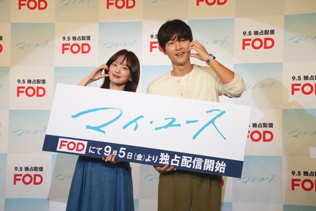 『マイ・ユース』記者会見で撮影に応じるソン・ジュンギさんとチョン・ウヒさん