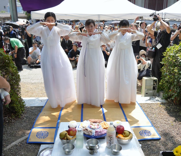 追悼式典で行われた、犠牲者を追悼する「クンジョル」