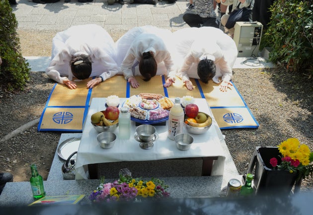 追悼式典で行われた、犠牲者を追悼する「クンジョル」