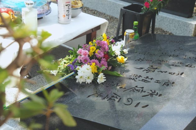 追悼碑に手向けられた花