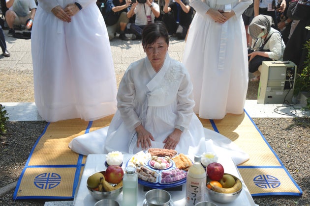 追悼式典で行われた、犠牲者を追悼する「クンジョル」