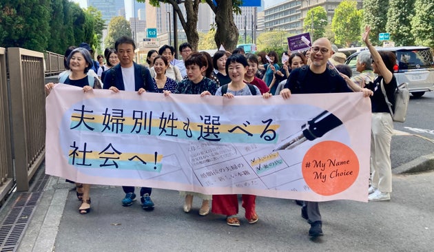 東京地方裁判所に向かう選択的夫婦別姓・第3次訴訟の原告ら（2025年9月1日）