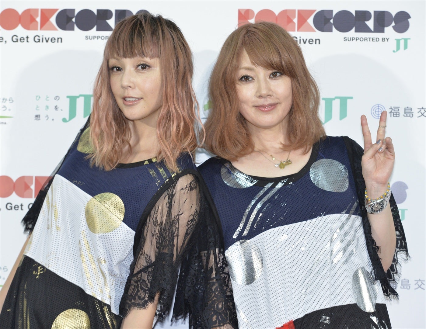 PUFFY大貫亜美、移動中に“完全防備”な吉村由美を激写⇒「個性的