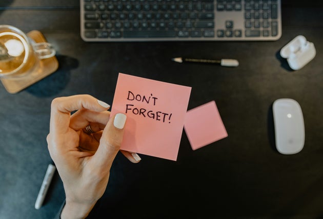 'Don't forget' sticky note