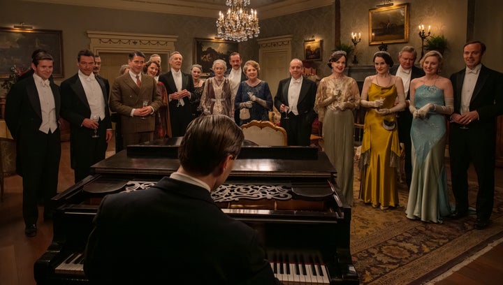 Downton Abbey zvaigznes Allen Leech, Dominic West, Robert James-Collier, Douglas Reith, Sarah Crowden, Penelope Wilton, Paul Giamatti, Elizabeth McGovern, Michelle Dockery, Hugh Bonneville, Laura Carmichael un Harijs Haddens-Patons