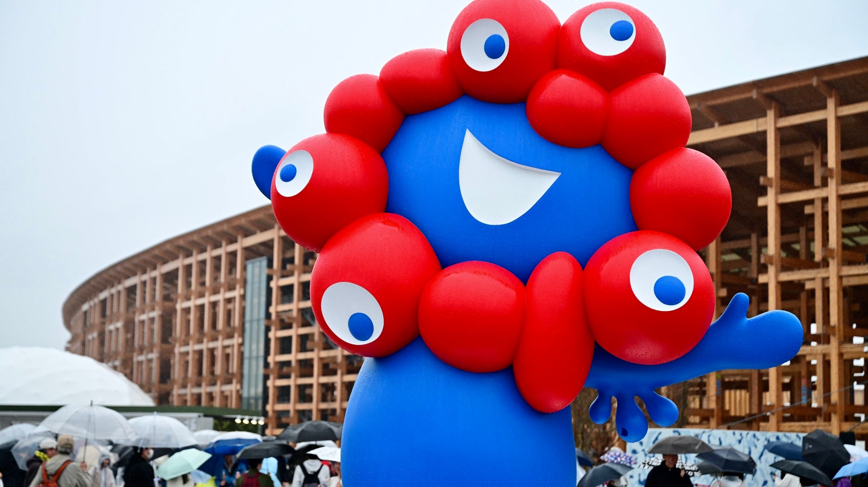 ミャクミャクがファミリアのデニムバッグになる。【購入時に注意したい