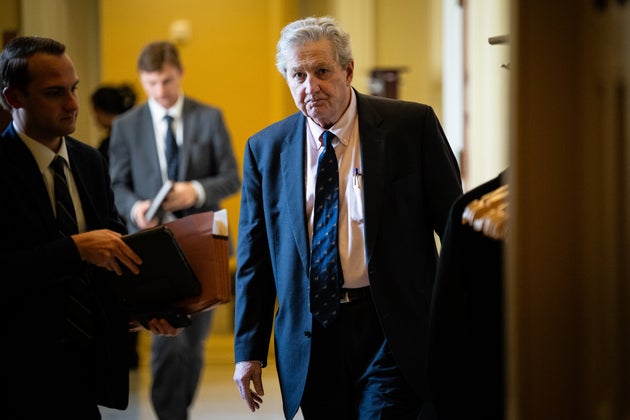 連邦議会議事堂で開かれた共和党の政策昼食会を終えて会場を出るルイジアナ州選出のジョン・ケネディ上院議員（2025年9月3日）