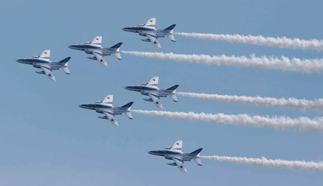 大阪・関西万博で展示飛行を行うブルーインパルス