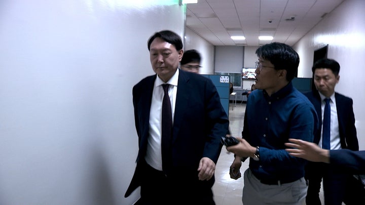 タパの記者たちの追及に答えなかった尹前大統領