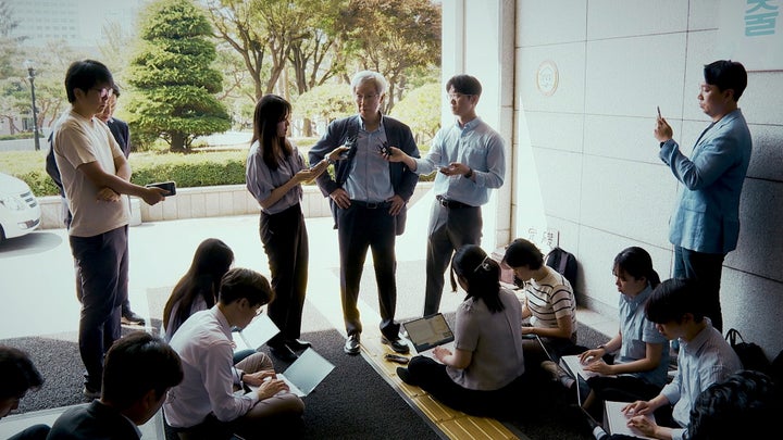 検察に出頭した際に待ち構えていた記者たちに囲まれ、「本来ここに立つべきは誰だと思いますか？」と聞く金監督