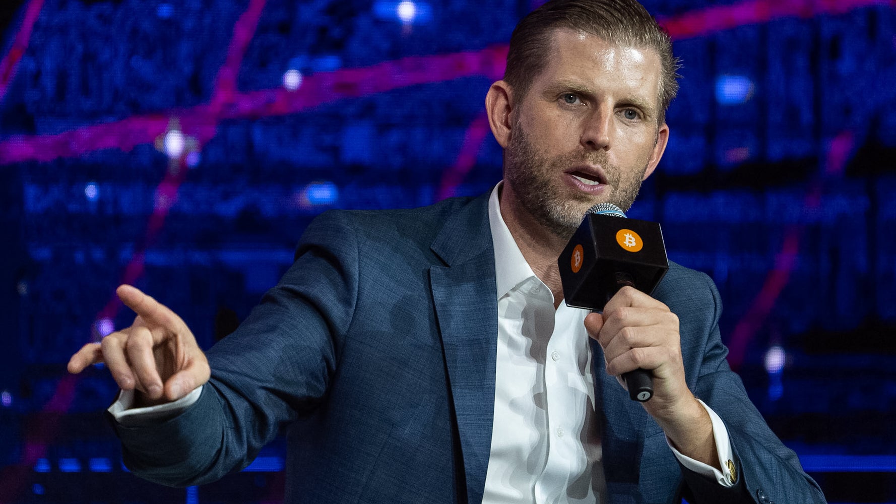 トランプ氏の次男、来日で横綱と相撲「もう少しで勝てそうだった！」⇨実態は軽々と持ち上げられ話題に | ハフポスト WORLD