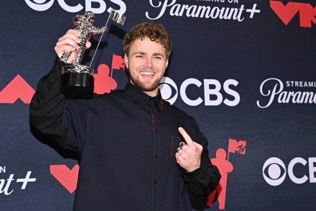 Alex Warren pictured backstage after winning his first VMA