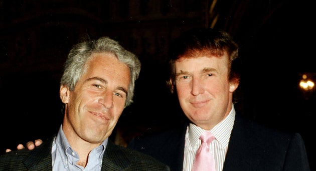 かつて親交のあったジェフリー・エプスタイン氏とトランプ氏。トランプ氏のフロリダ州の邸宅マール・ア・ラーゴで1997年に撮影