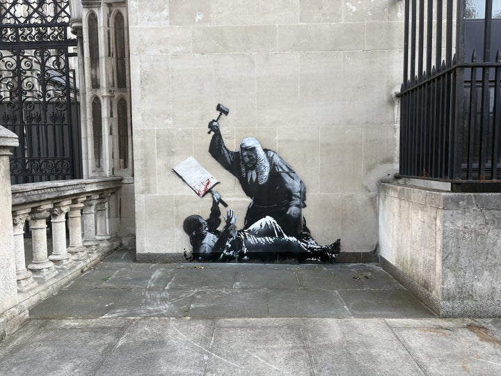 Banksy’s Provocative New Mural Exterior Iconic London Court docket Prompts Swift Crackdown Banksy’s Provocative New Mural Exterior Iconic London Court docket Prompts Swift Crackdown