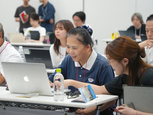 ワークショップでスタッフにチラシ制作を学ぶ呉惠珍さん