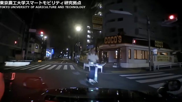 電動キックボードが接近してくる様子