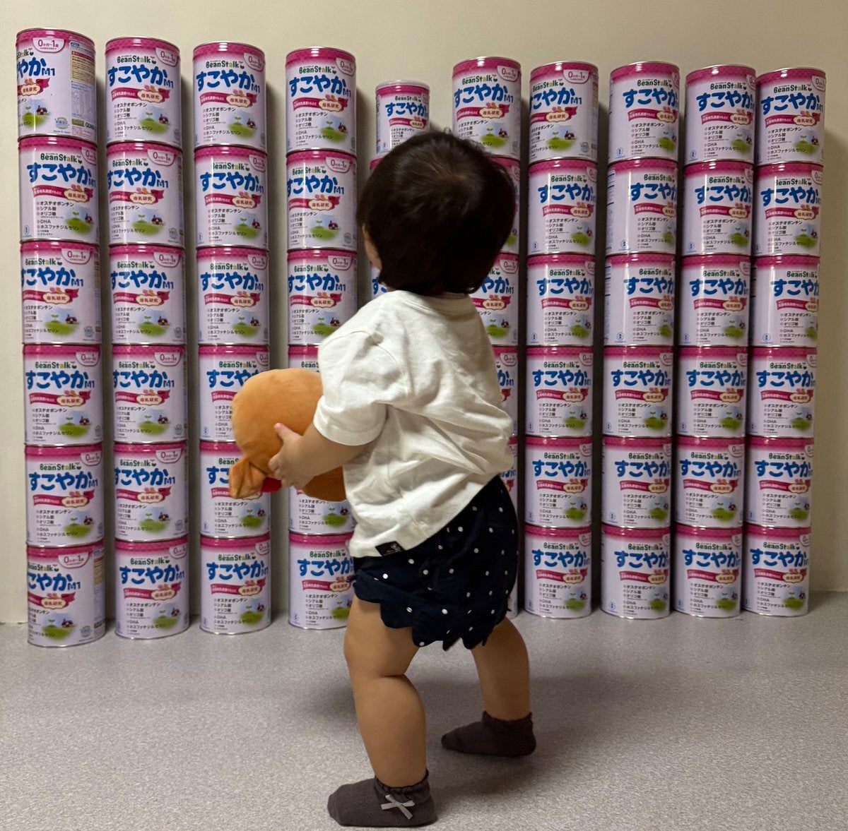 1歳でミルク卒業。大缶59缶との記念ショットに「圧巻！」「やれば