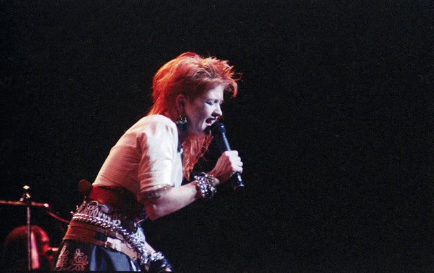 ニューヨークでパフォーマンスするシンディ・ローパーさん（1983年6月24日）