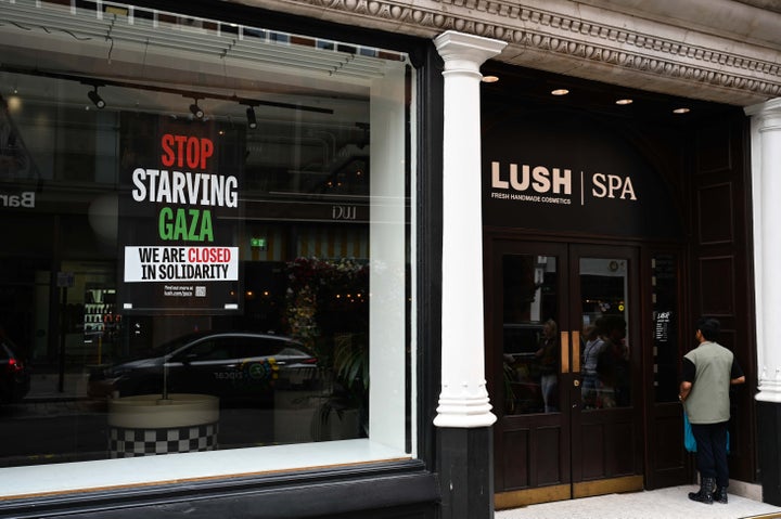 休業したイギリス・ロンドンのLUSH店舗。「STOP STARVING GAZA – WE ARE CLOSED IN SOLIDARITY(ガザの飢餓に終止符を――連帯のために本日は休業します)」というメッセージが掲げられている(2025年9月3日)