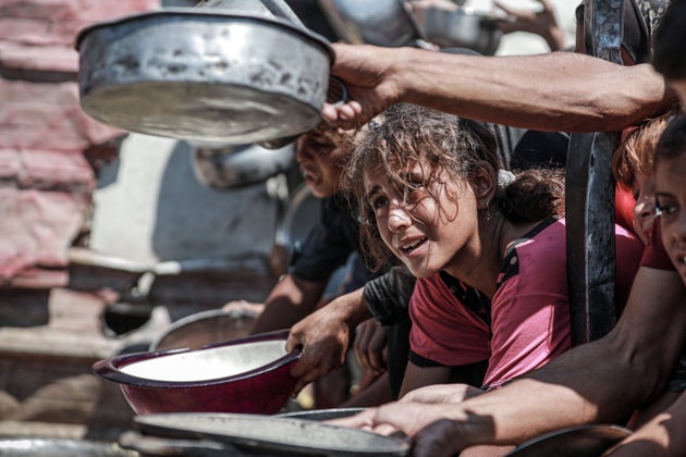 飢餓が深刻な問題になっているガザで、支援団体の食糧配布を待つパレスチナの人々（2025年9月7日）
