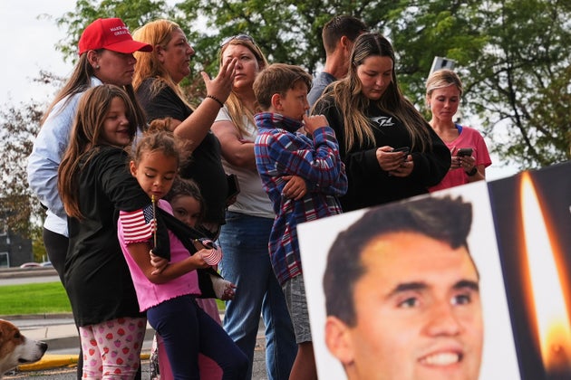 ユタバレー大学で殺害されたチャーリー・カーク氏の追悼式に集まった人々（2025年9月13日）