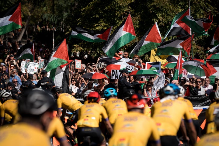 Extra Than 100,000 Joined Professional-Palestinian Protests In Madrid That Ended Spanish Vuelta 1 Pro-Palestinian protesters rally during the final stage of Spain's La Vuelta cycling race in Madrid, on Sept. 14, 2025. Organizers canceled the race after demonstrators occupied streets along the planned route to protest the participation of an Israeli-owned cycling team.
