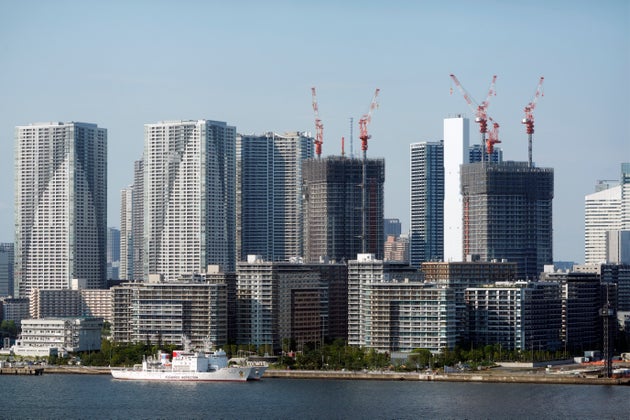 東京五輪・パラリンピック選手村として使用されたあと分譲された「晴海フラッグ」と林立する高層マンション（2024年6月1日）