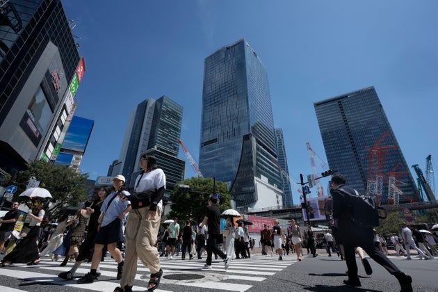 猛暑が続く東京・渋谷のスクランブル交差点を行き交う人たち（2025年9月2日）