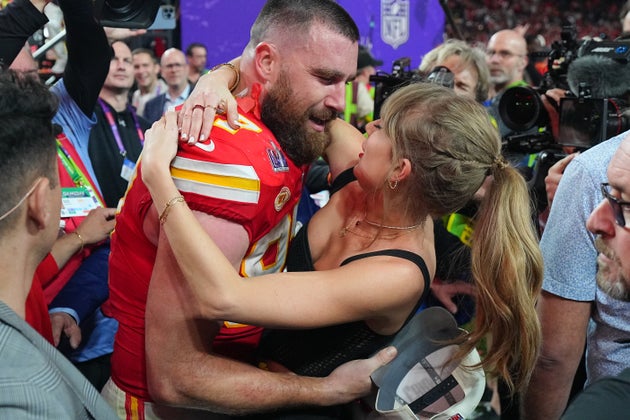 Travis Kelce kisses girlfriend and singer Taylor Swift.