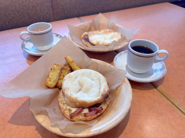 「朝サイゼ」の「パンチェッタとチーズのパニーニセット」（手前）と「焼きシナモンフォッカチオコンビ」（奥）