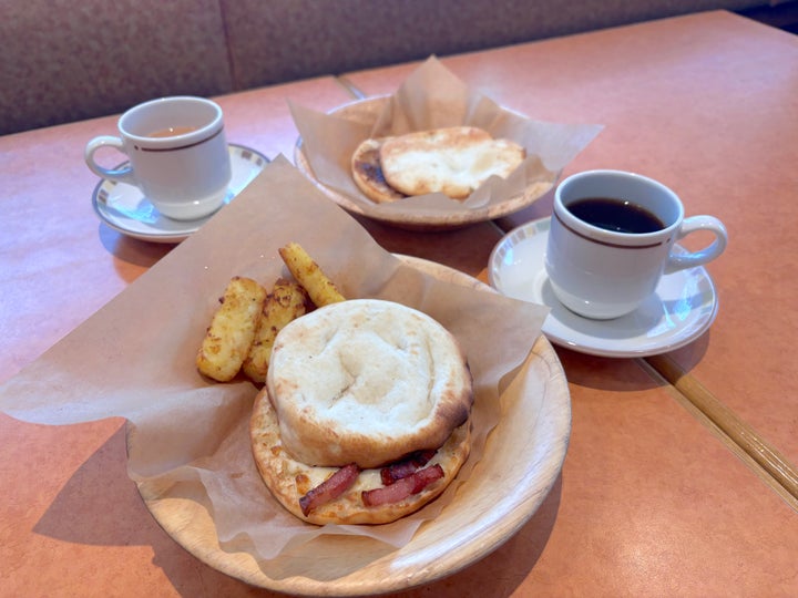 「朝サイゼ」の「パンチェッタとチーズのパニーニセット」（手前）と「焼きシナモンフォッカチオコンビ」（奥）