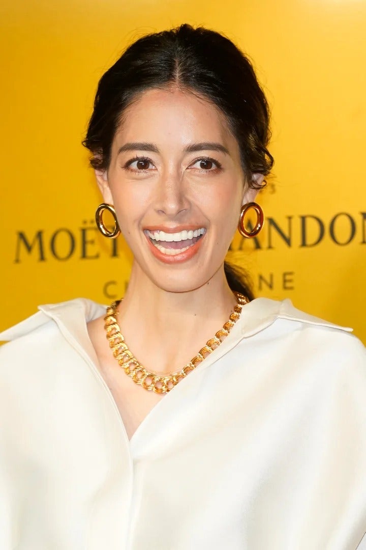 森泉、自宅ガーデニングで満開になった“壁一面のモッコウバラ”公開⇒2匹のペットに「うちにもいる」「親近感」の声