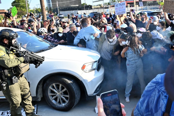 Los oficiales de ICE chocan con manifestantes fuera de una instalación de inmigración y cumplimiento de aduanas (ICE) utilizando gas de humo y balas de plástico para dispersar a las multitudes que protestan contra las deportaciones en Broadview, Illinois, el viernes.