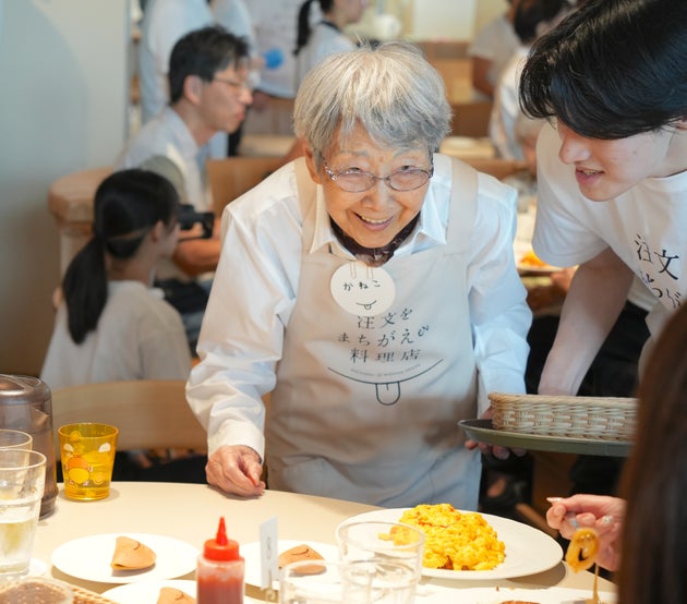 「注文を間違える料理店」で、認知症の症状があるスタッフが接客する様子。