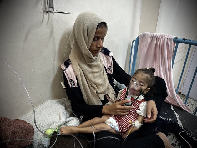 ガザ・ハーンユニスのナセル病院で治療を受ける子ども（2025年9月14日）