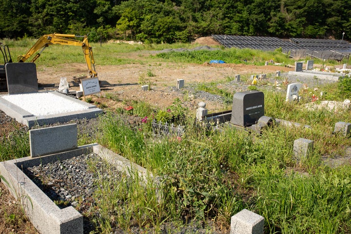 日本国内にある土葬墓地＝鈴木貫太郎さん提供