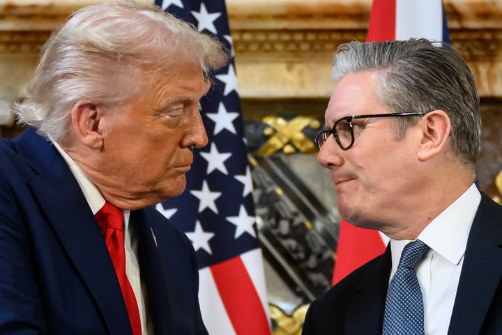 Trump y el primer ministro del Reino Unido, Keir Starmer, se dan la mano durante una conferencia de prensa el 18 de septiembre en Aylesbury, Inglaterra.