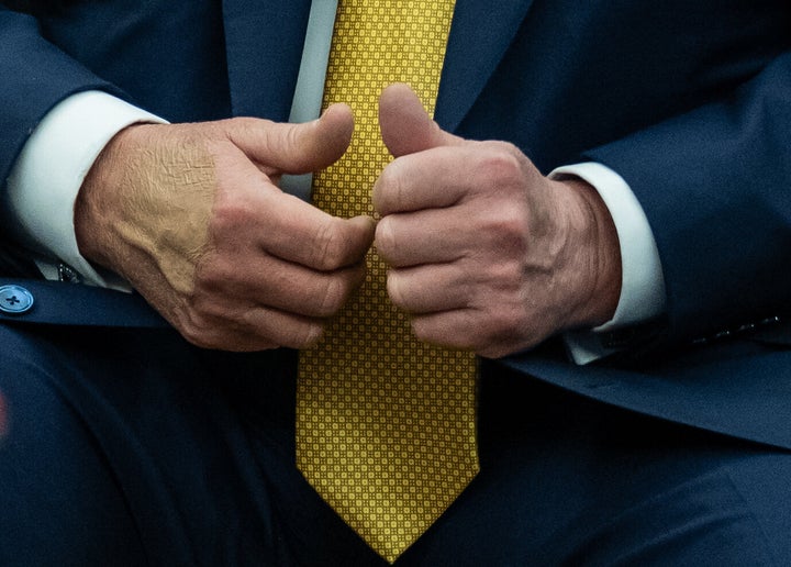 Una visión de las manos de Trump mientras habla durante una reunión con el presidente filipino, Ferdinand Marcos Jr., en la Oficina Oval de la Casa Blanca el 22 de julio.