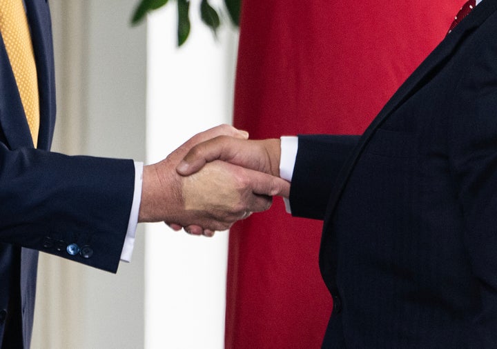 Trump da la mano con el príncipe heredero de Bahrein Salman bin Hamad al-Khalifa a la Casa Blanca el 16 de julio.