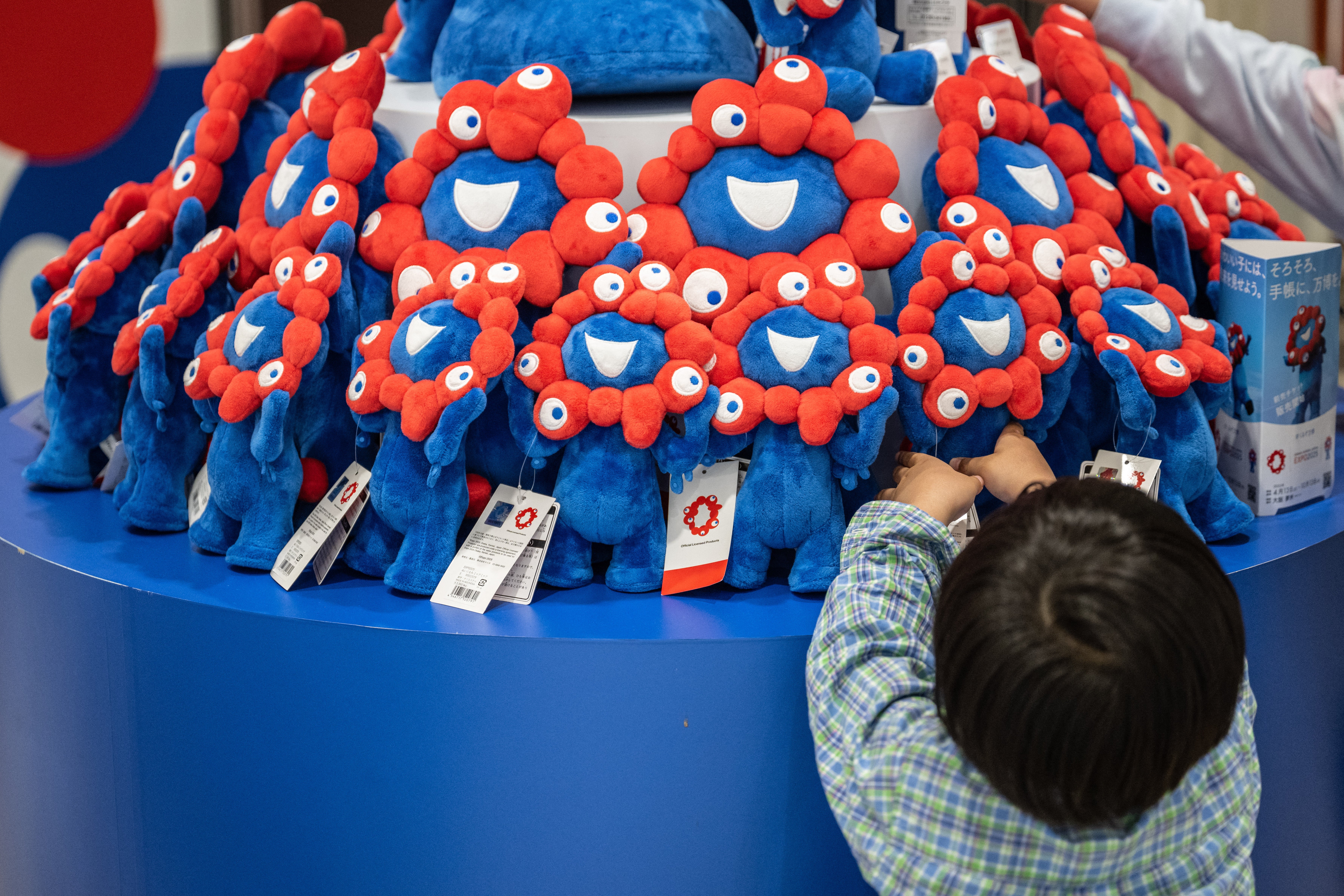 この中に「違うポーズのミャクミャク」がいます⇨「全部同じ